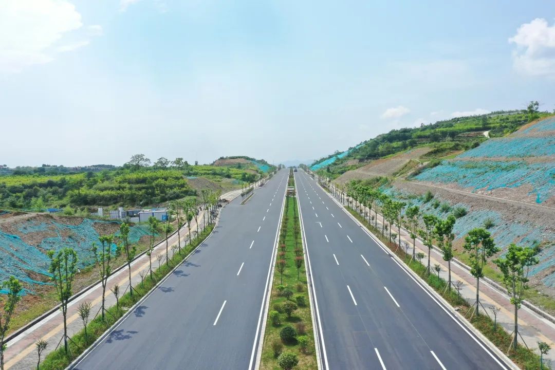 公路上的汽車(chē)

描述已自動(dòng)生成